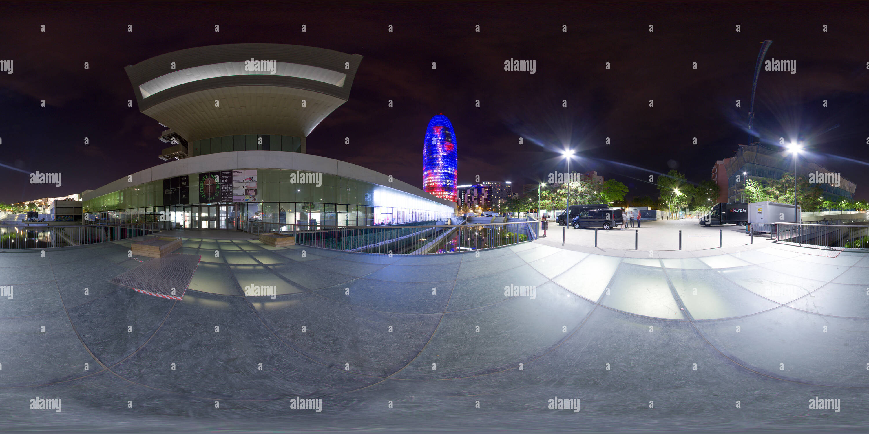 Visualizzazione panoramica a 360 gradi di 360º fotografie delle strade di Barcellona, Catalonia, Spagna