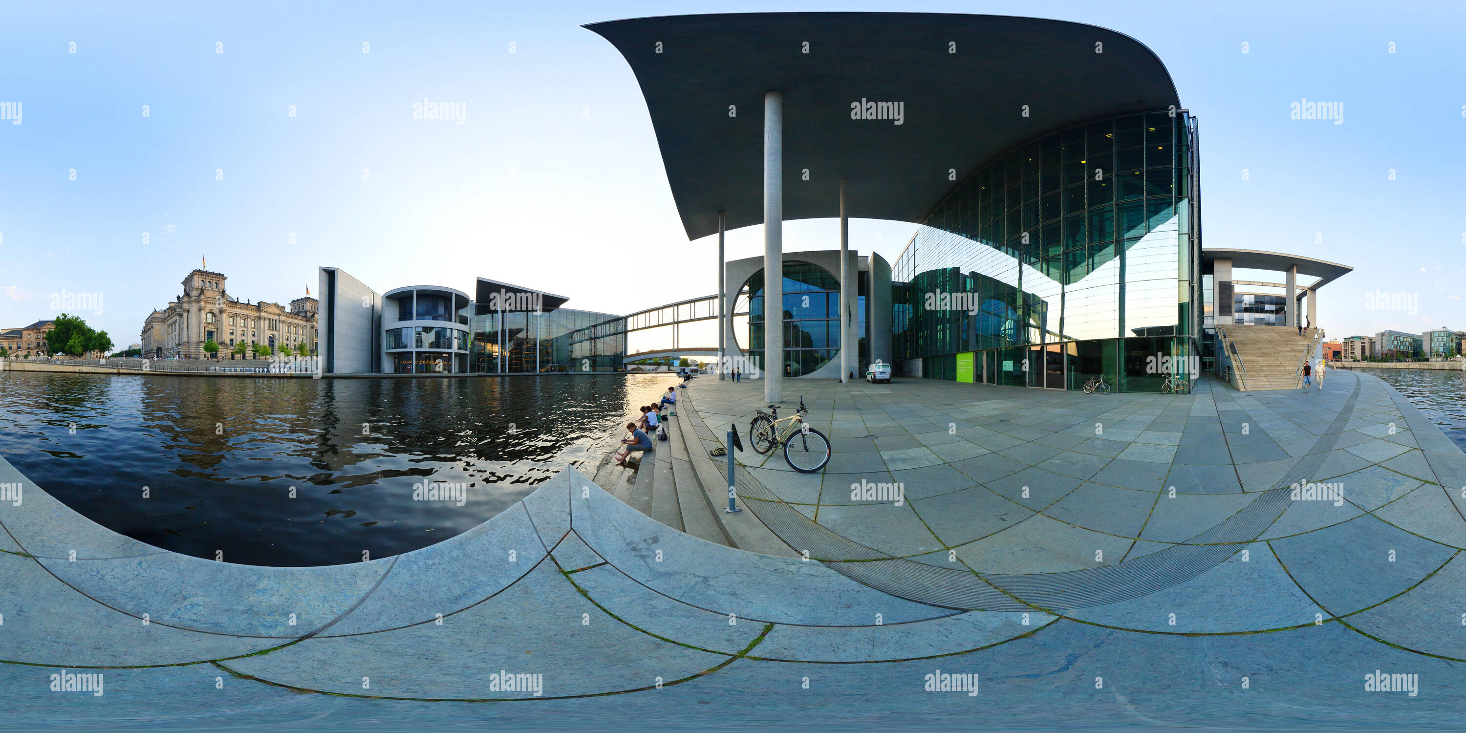 Visualizzazione panoramica a 360 gradi di Berlino - il fiume Sprea, Marie-Elisabeth-Lüders-Haus, Paul Lobe Haus e il Reichstag, tedesco edifici governativi a 360 gradi panorama sferica.
