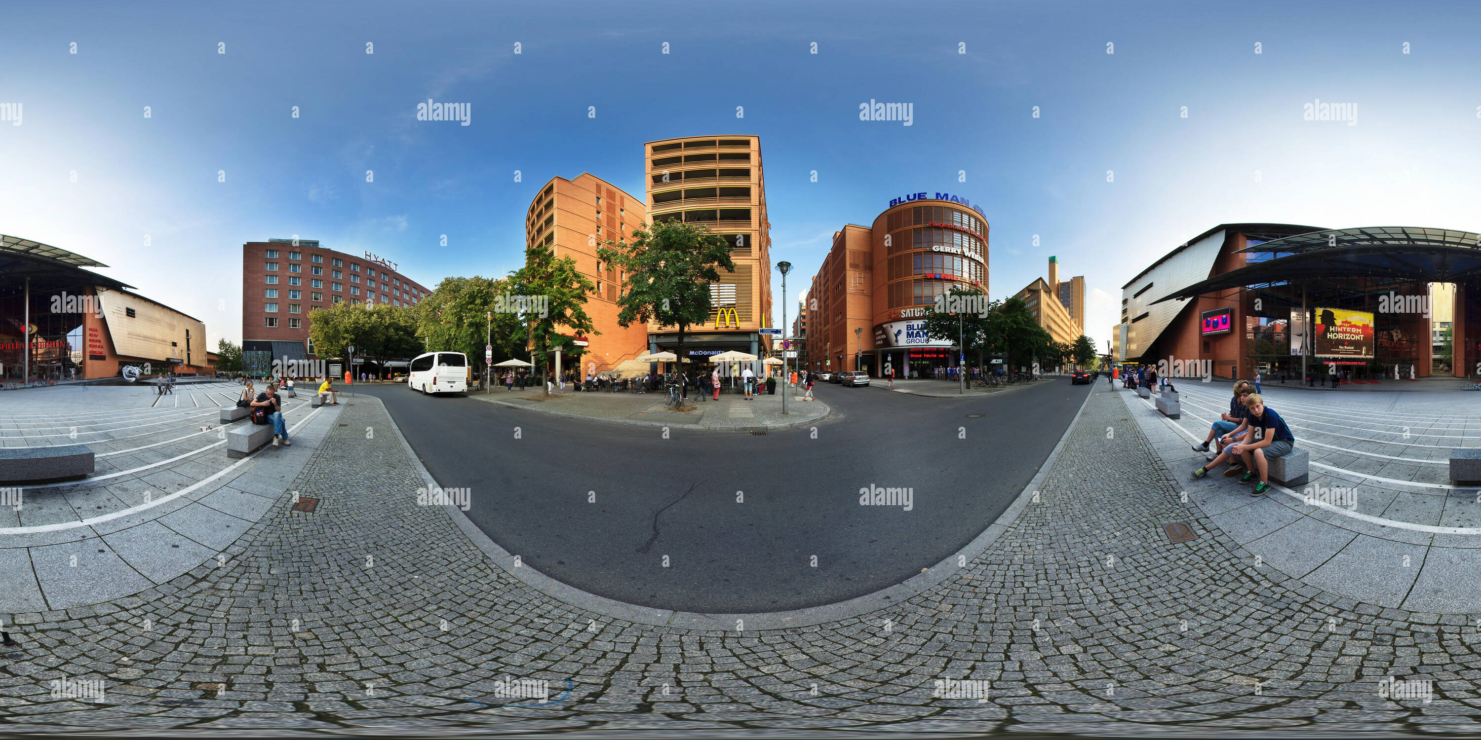 Visualizzazione panoramica a 360 gradi di Berlino - Marlene Dietrich Platz in un 360 gradi panorama sferica.