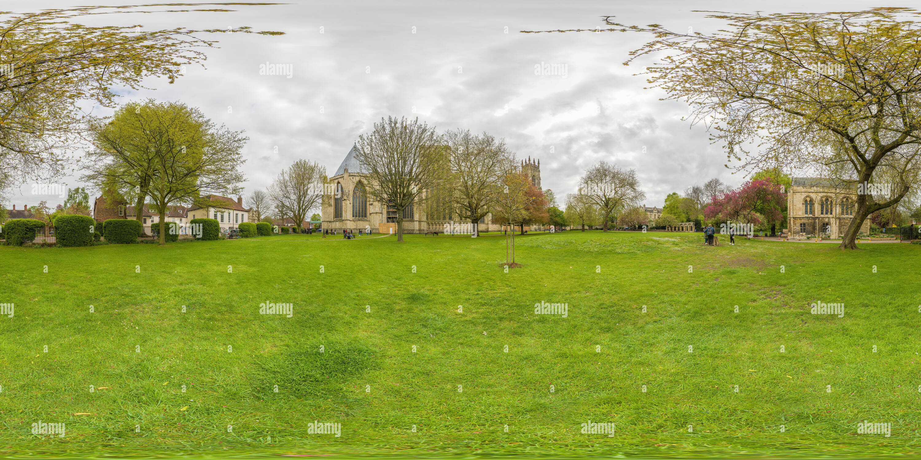Visualizzazione panoramica a 360 gradi di Dean's Park e il nord esterno (con la Chapter House) e PALAZZO VECCHIO, della cattedrale medievale (minster) a York, Inghilterra, su una molla di cielo coperto da