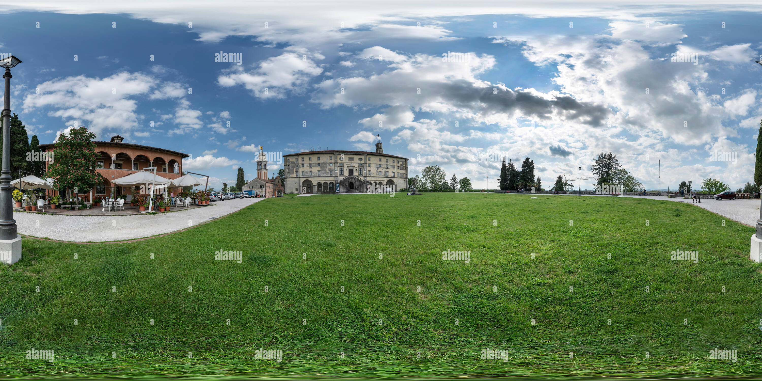 Visualizzazione panoramica a 360 gradi di Udine, Italia. Maggio 2019. 360° dell'immagine. Vista panoramica della piazza davanti al castello di Udine