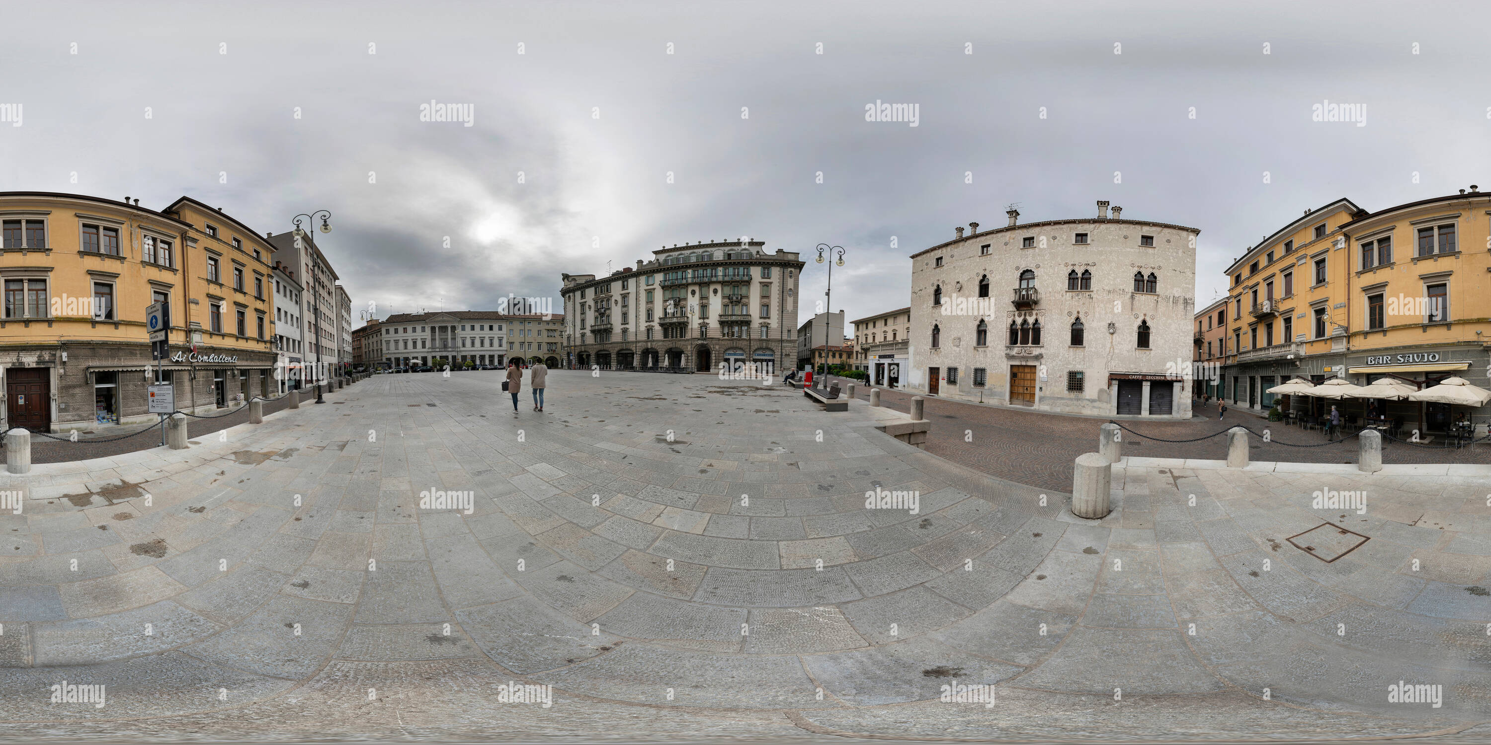 Visualizzazione panoramica a 360 gradi di Udine, Italia. Maggio 2019. 360° dell'immagine. Una vista del palazzo veneziano in piazza Settembre 20