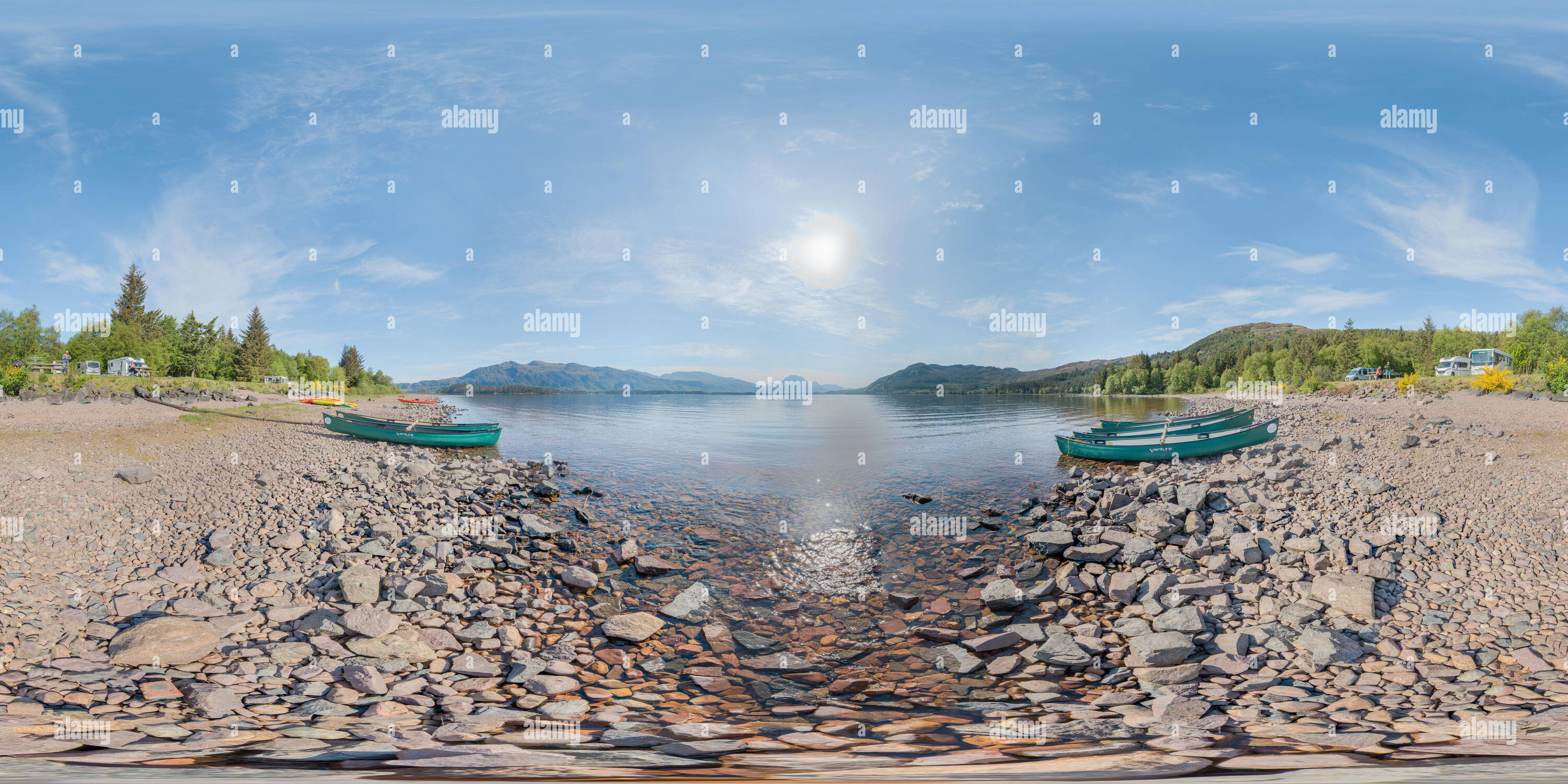 Visualizzazione panoramica a 360 gradi di Canoe sulla riva del Loch Maree su una soleggiata giornata di primavera nelle Highlands scozzesi, Wester Ross regione, Gran Bretagna.