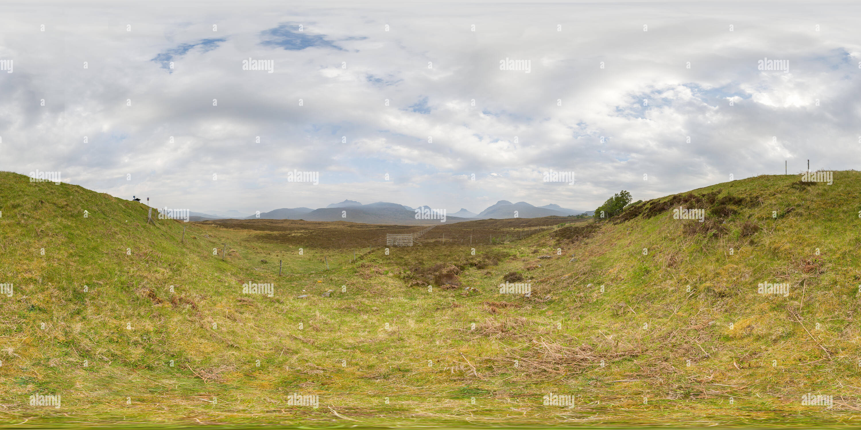 Visualizzazione panoramica a 360 gradi di Vista attraverso brughiere a nord ovest le montagne higland scozzesi, con in lontananza Stac Pollaidh appuntita del vertice fra cul Beag e Ciao