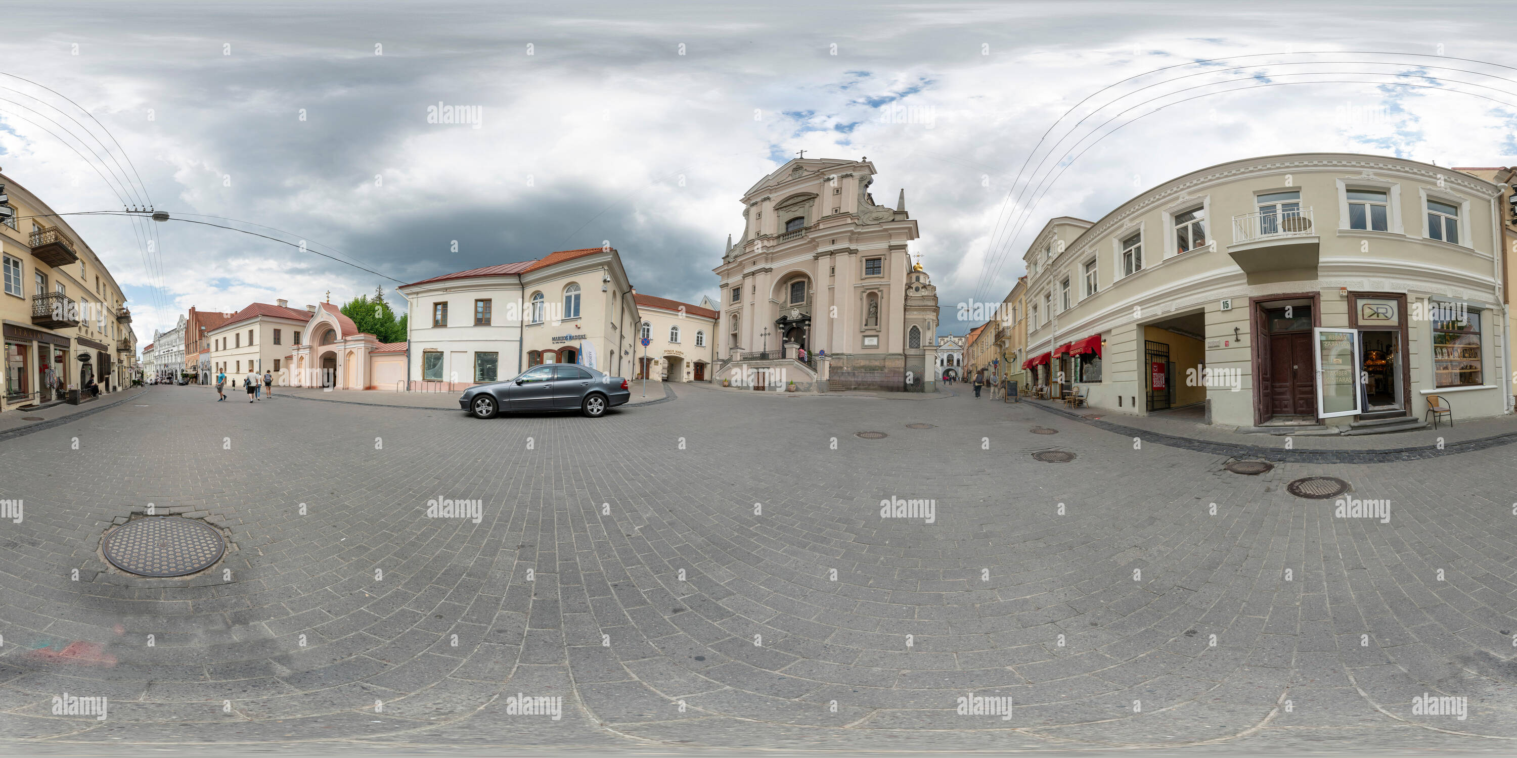 Visualizzazione panoramica a 360 gradi di Vilnius, Lituania. Maggio 2019. 360 vista panoramica della chiesa di Santa Teresa e il cancello di Aurora