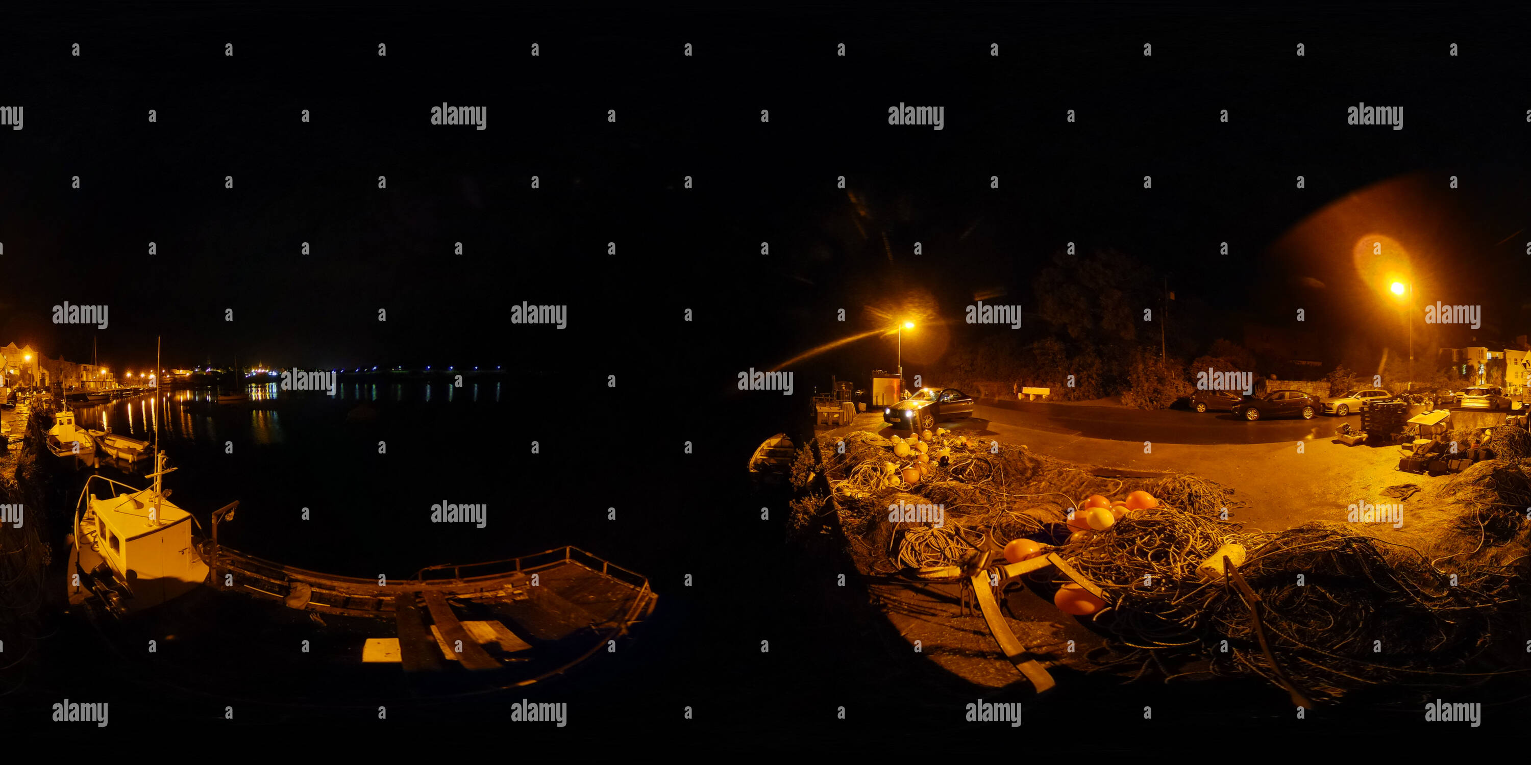 Visualizzazione panoramica a 360 gradi di 12 minuti a 12 | Mezzanotte nel porto di Clifden