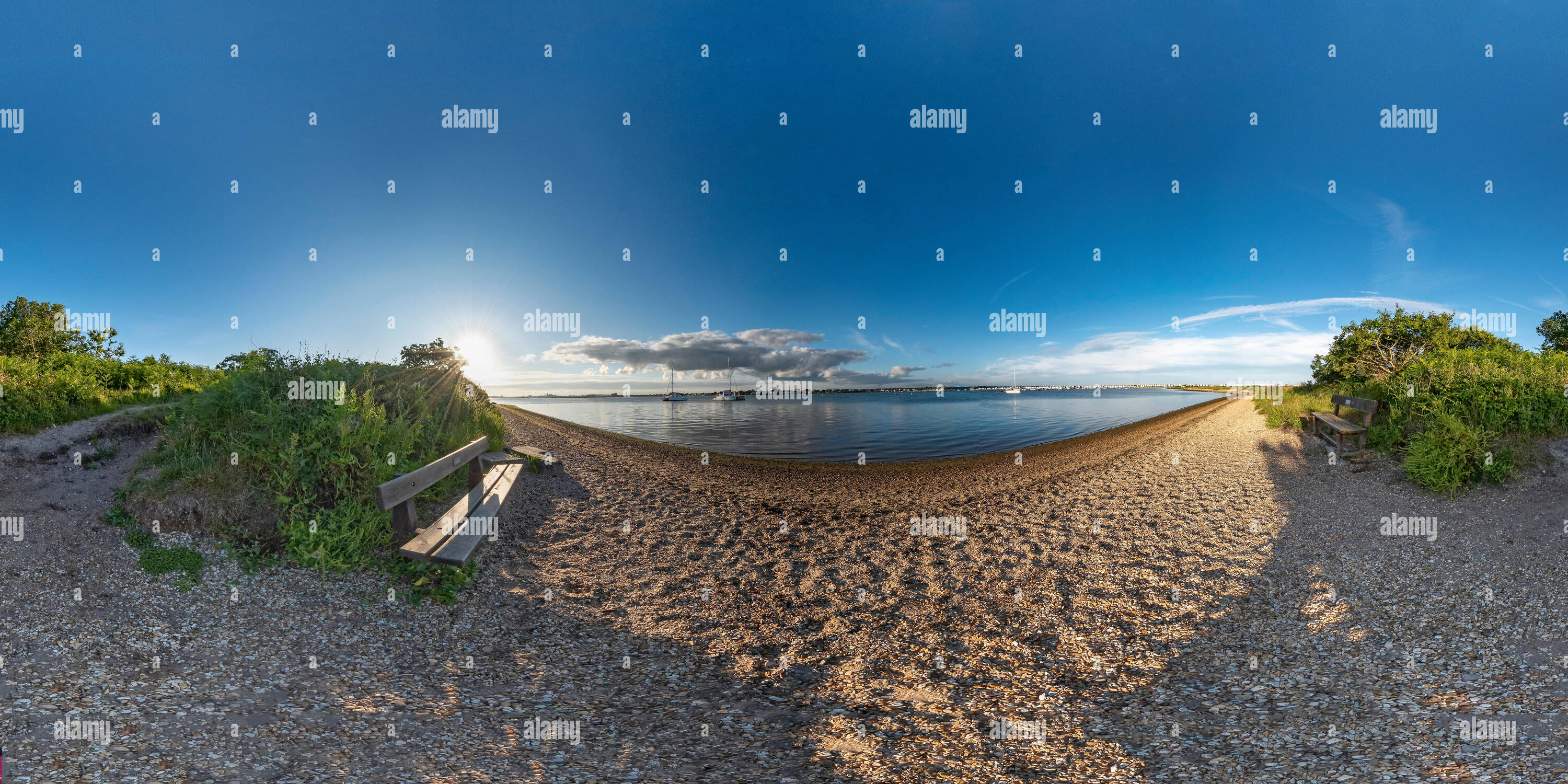 Visualizzazione panoramica a 360 gradi di Christchurch Harbour soleggiata tranquilla serata con barche sul loro ormeggi