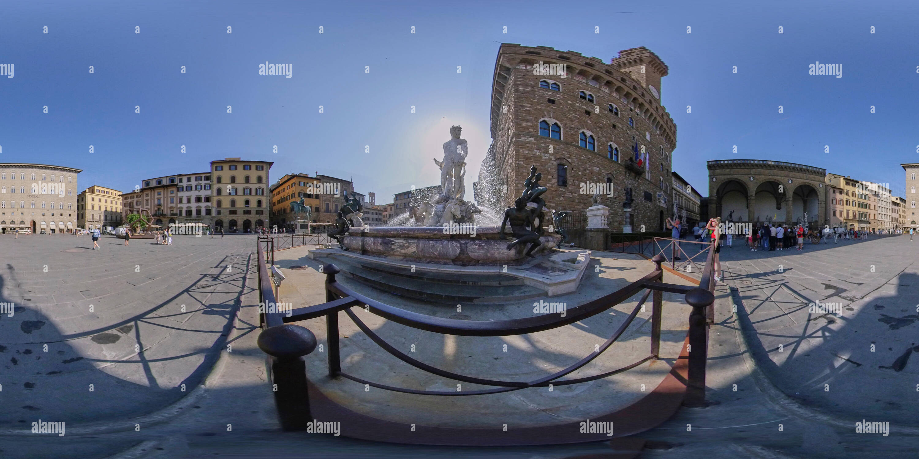 Visualizzazione panoramica a 360 gradi di 360 gradi di colpo di rinnovato e lavorando la fontana del Nettuno in Piazza Signoria a Firenze, Italia. Retro illuminato su un inizio di mattina d'estate.