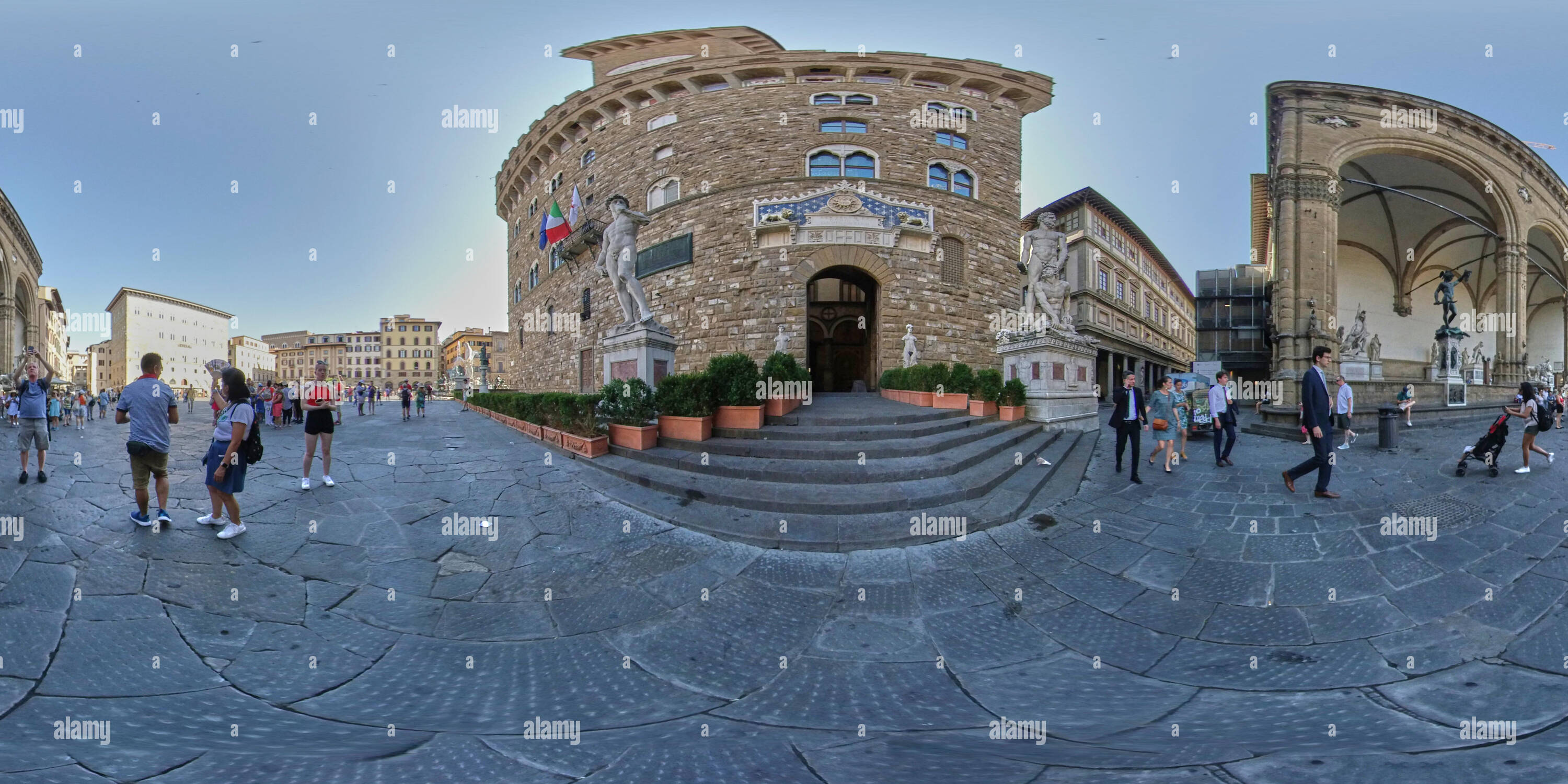 Visualizzazione panoramica a 360 gradi di 360 gradi di colpo di copia di Michelangelo della statua di Davide dalla Pilazzo Vecchio in Piazza della Signoria - Firenze, Italia.