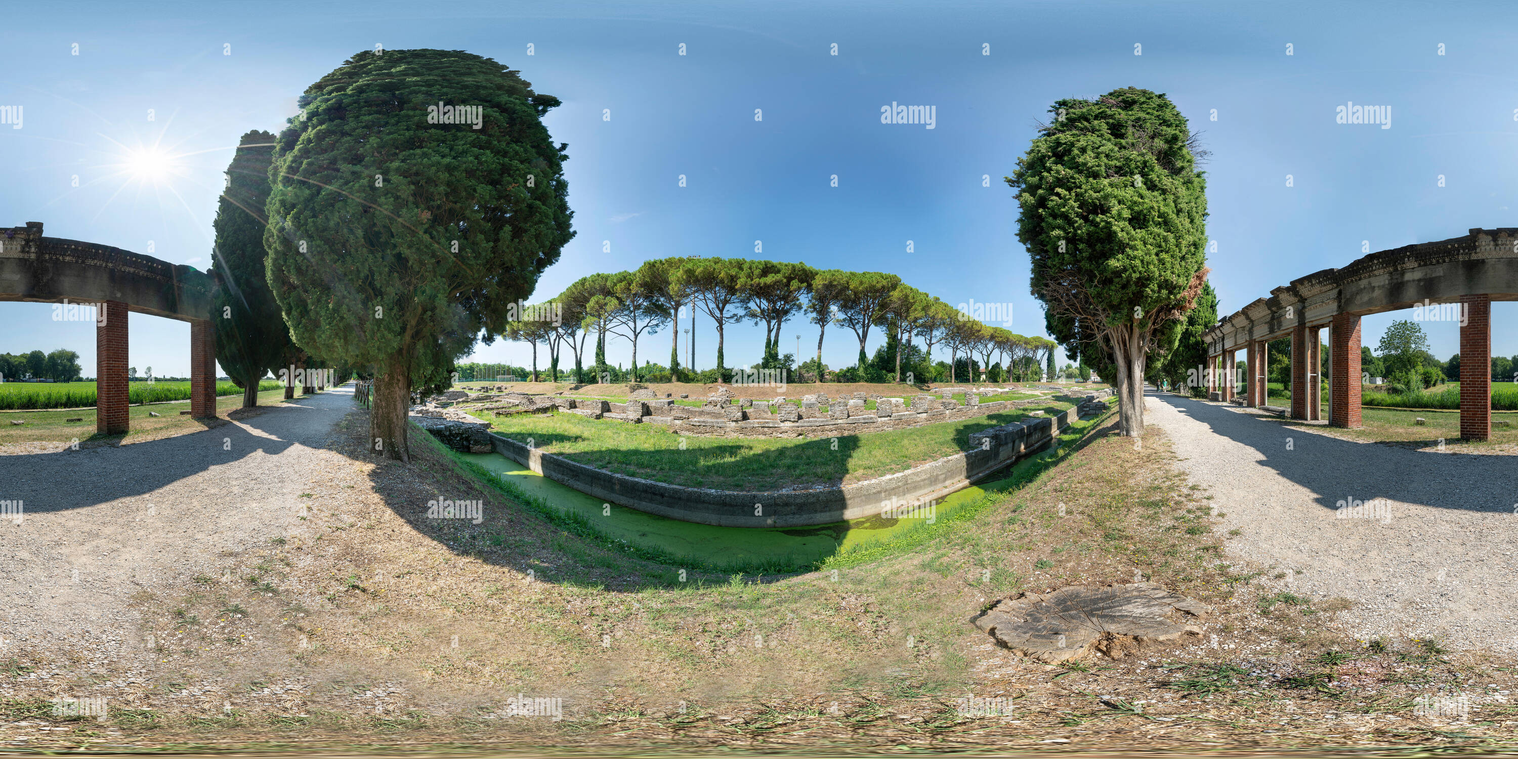 Visualizzazione panoramica a 360 gradi di Aquileia, regione Friuli Venezia Giulia, Italia. Vista panoramica a 360 gradi dell'area archeologica del romano antico porto fluviale