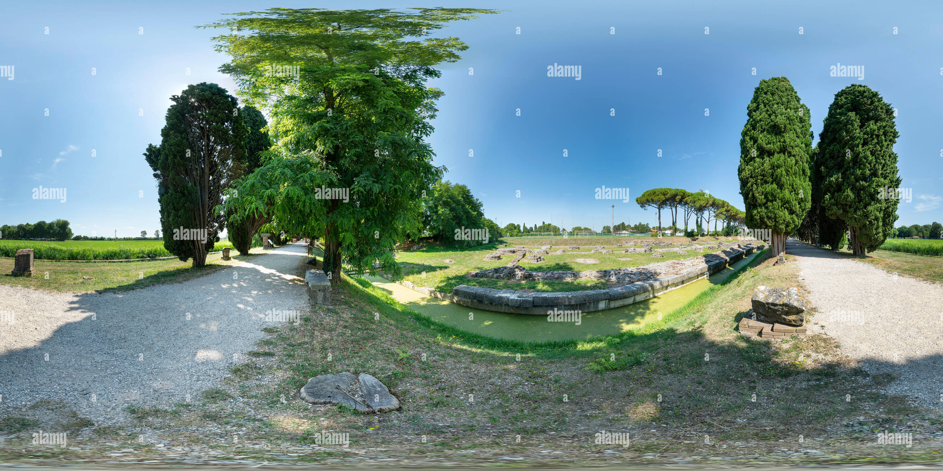 Visualizzazione panoramica a 360 gradi di Aquileia, regione Friuli Venezia Giulia, Italia. Vista panoramica a 360 gradi dell'area archeologica del romano antico porto fluviale