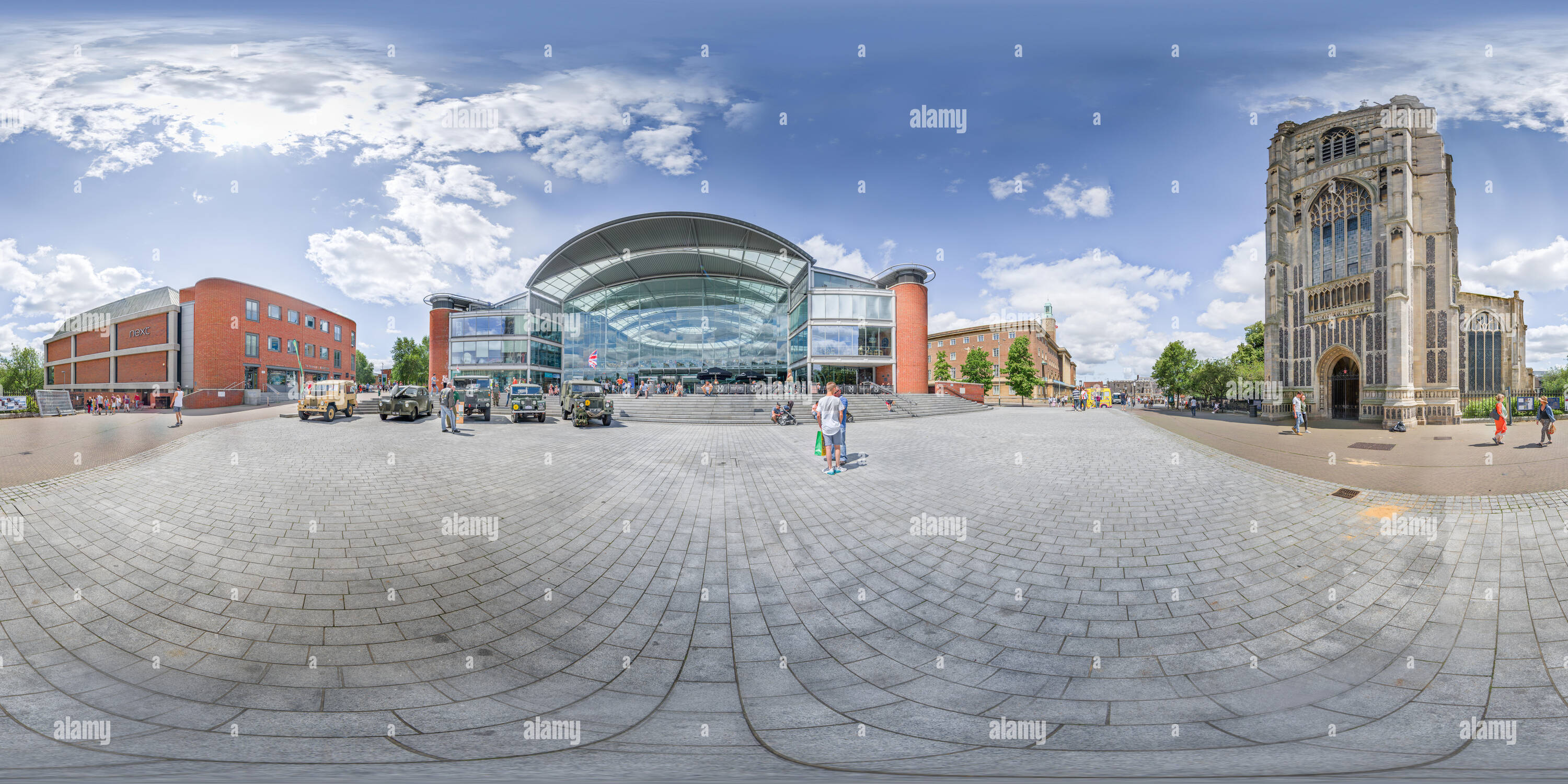 Visualizzazione panoramica a 360 gradi di Plaza al forum shopping Centre di Norwich, con il consiglio comunale della città di Hall dietro di essa e St Peter Mancroft chiesa ad esso opposto.