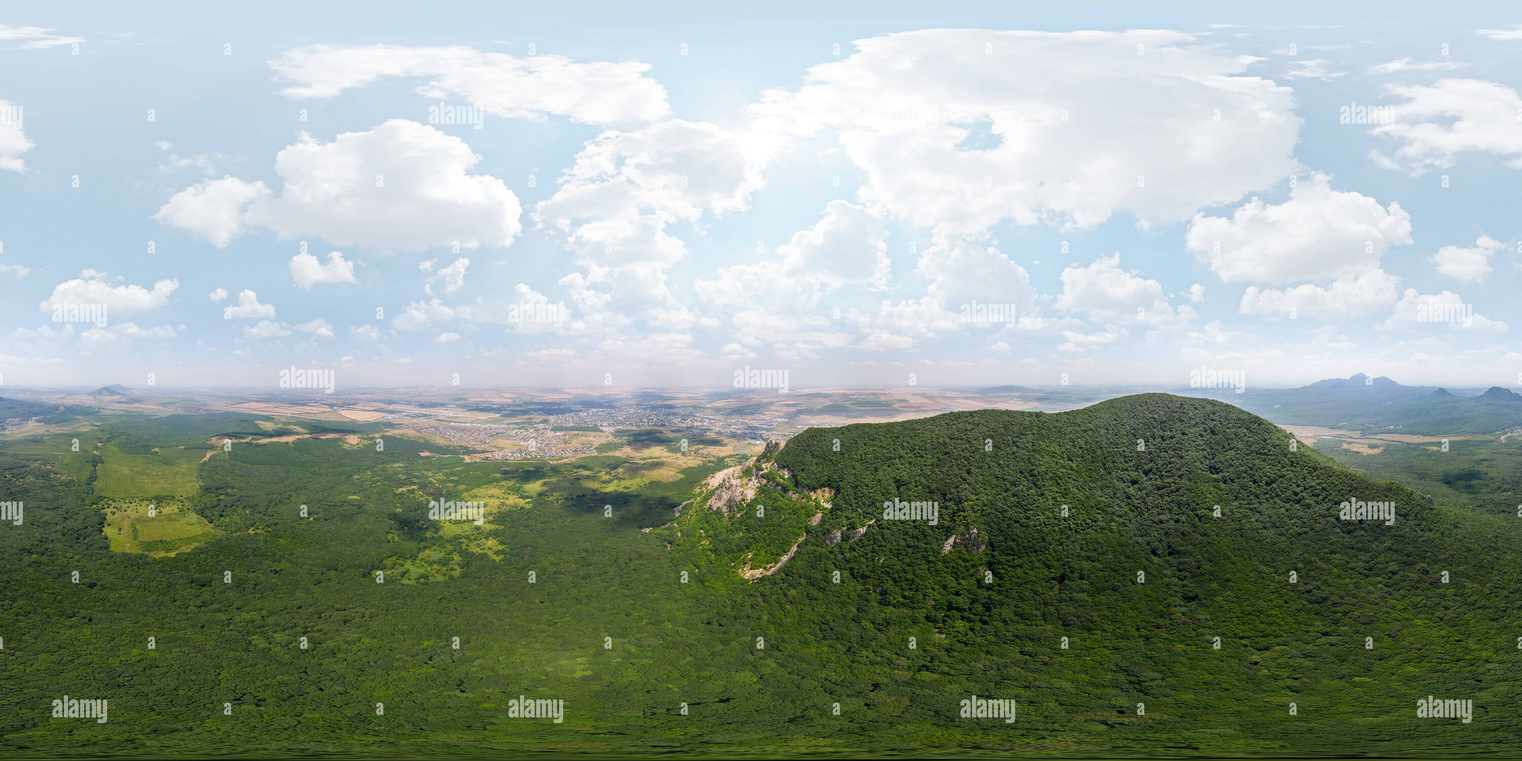 Visualizzazione panoramica a 360 gradi di Zmeika (Snake) montagna da lontano #2