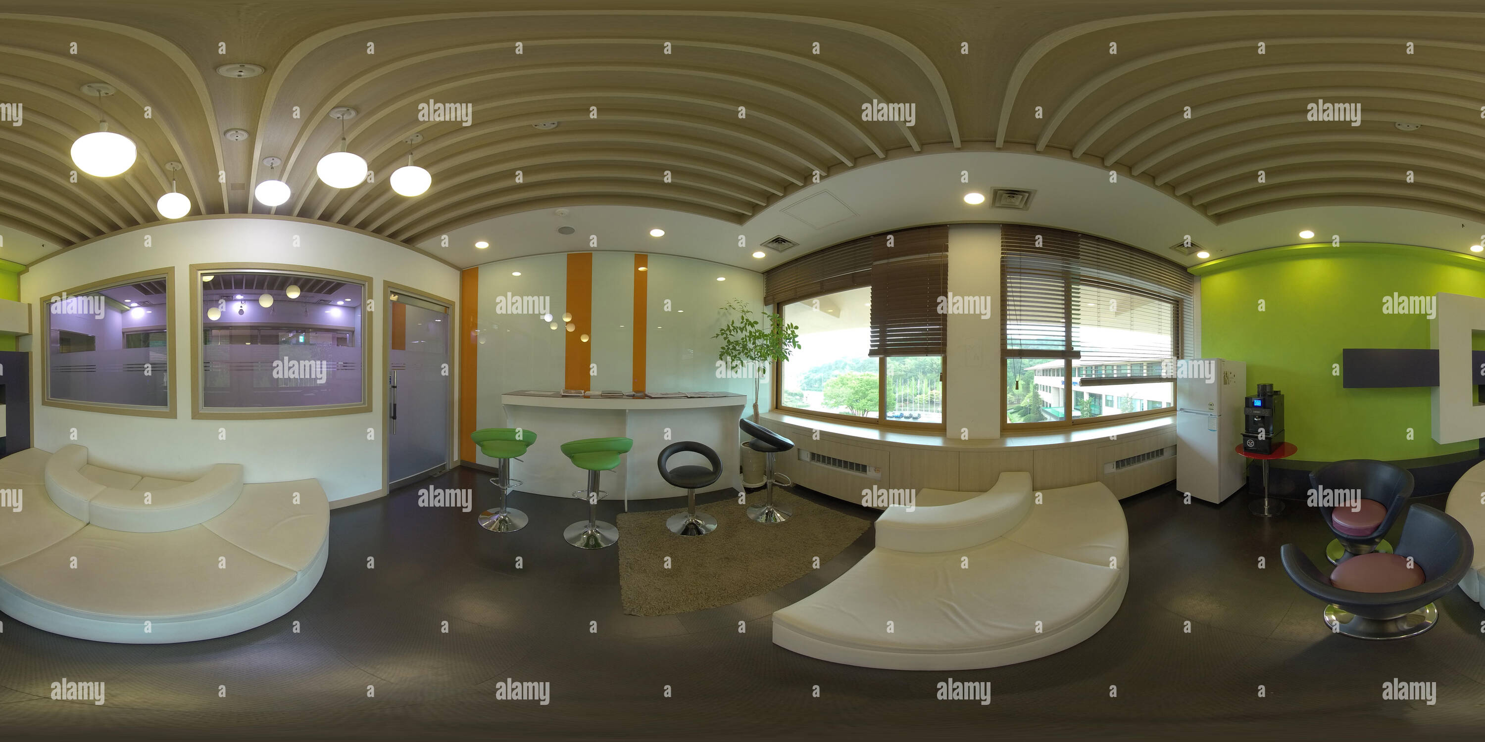 Visualizzazione panoramica a 360 gradi di ANSAN, COREA DEL SUD - Maggio 2019: full seamless panorama a 360 gradi angolo di visione in interno del vuoto small business room. skybox VR contenuto. equirectang