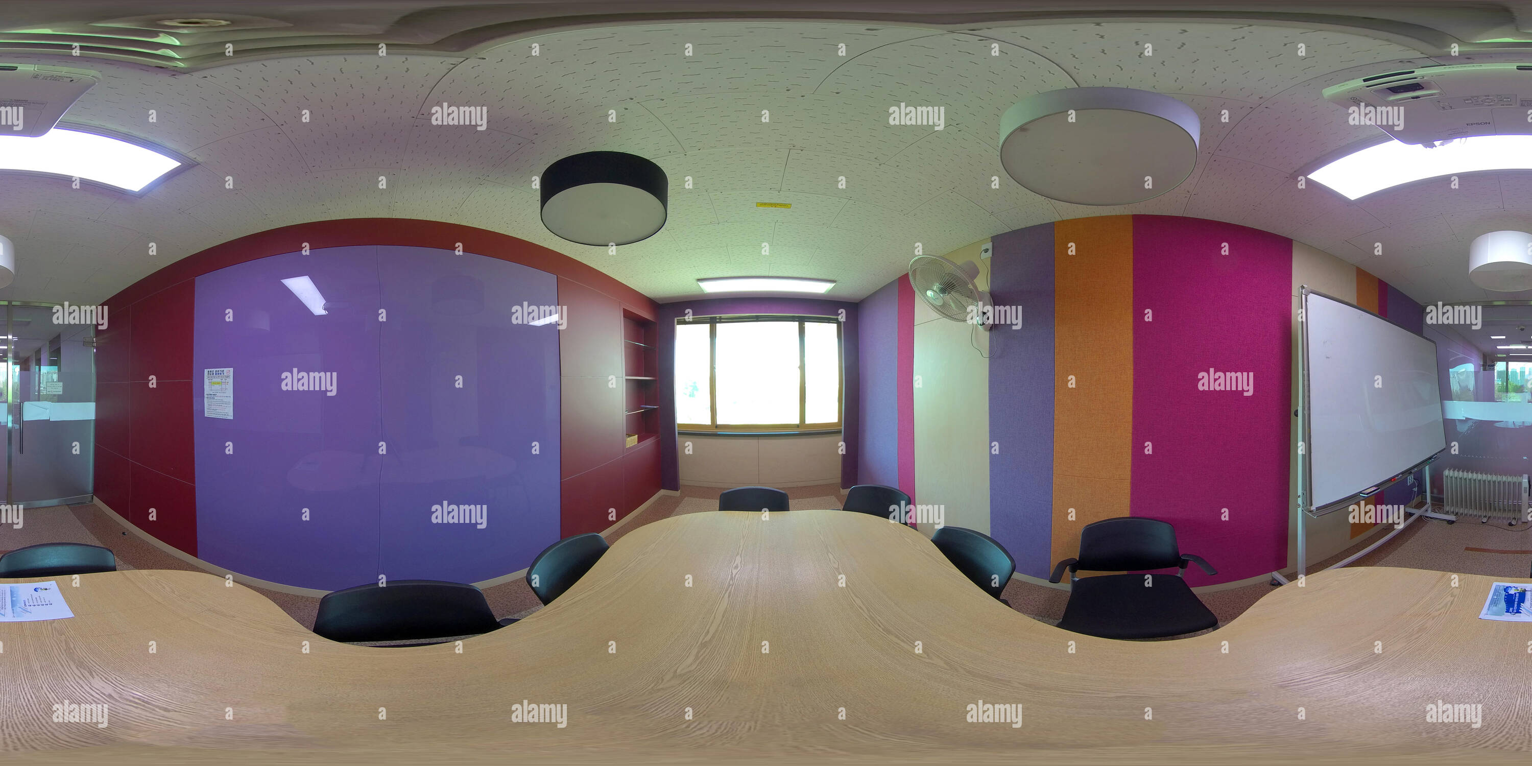 Visualizzazione panoramica a 360 gradi di ANSAN, COREA DEL SUD - Maggio 2019: full seamless panorama a 360 gradi angolo di visione in interno del vuoto small business room. skybox VR contenuto. equirectang