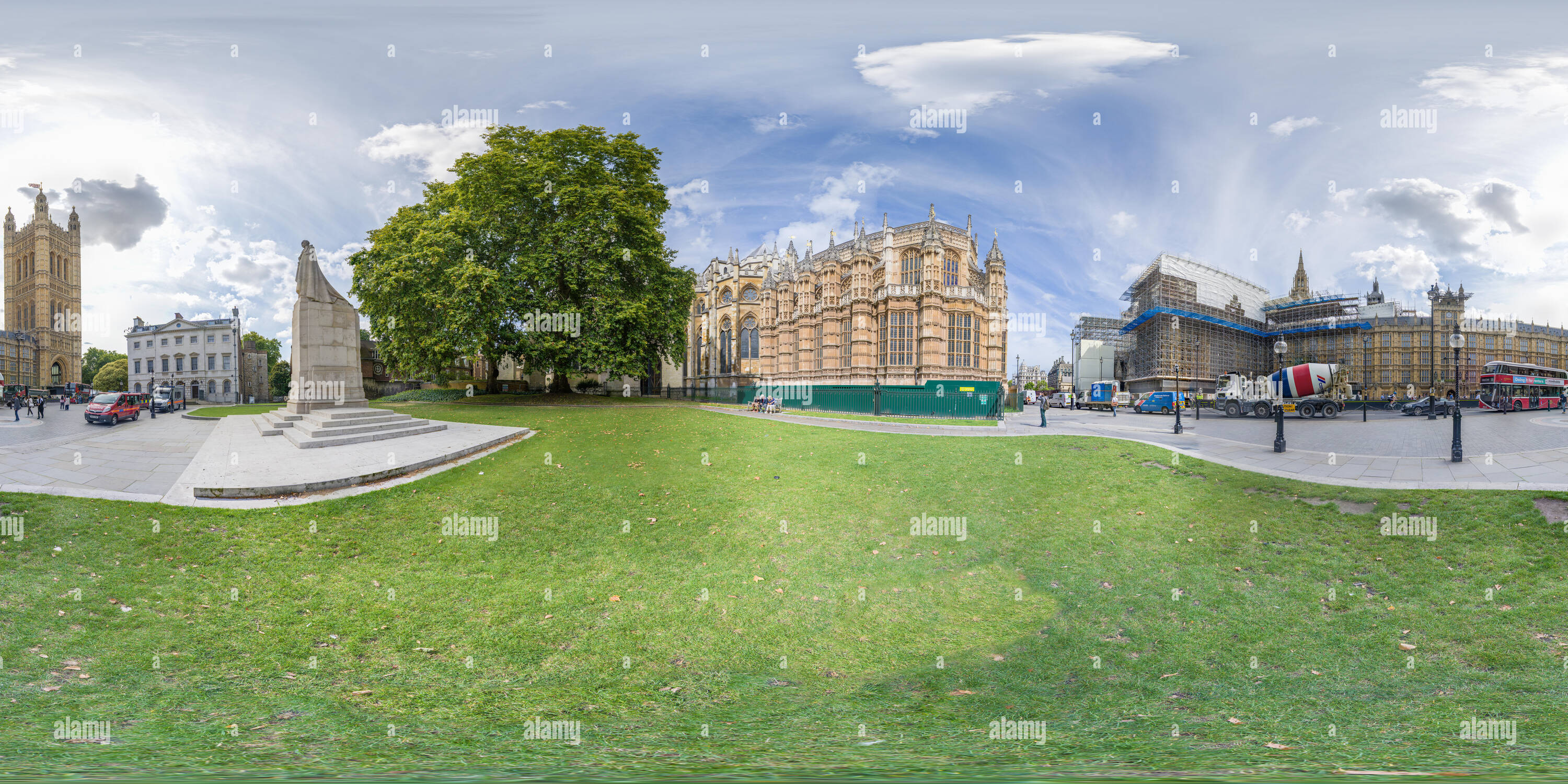 Visualizzazione panoramica a 360 gradi di East End di Westminster Abbey, accanto alla statua di re Giorgio V e di fronte al palazzo del parlamento (il Palazzo di Westminster, Londra, Inghilterra.