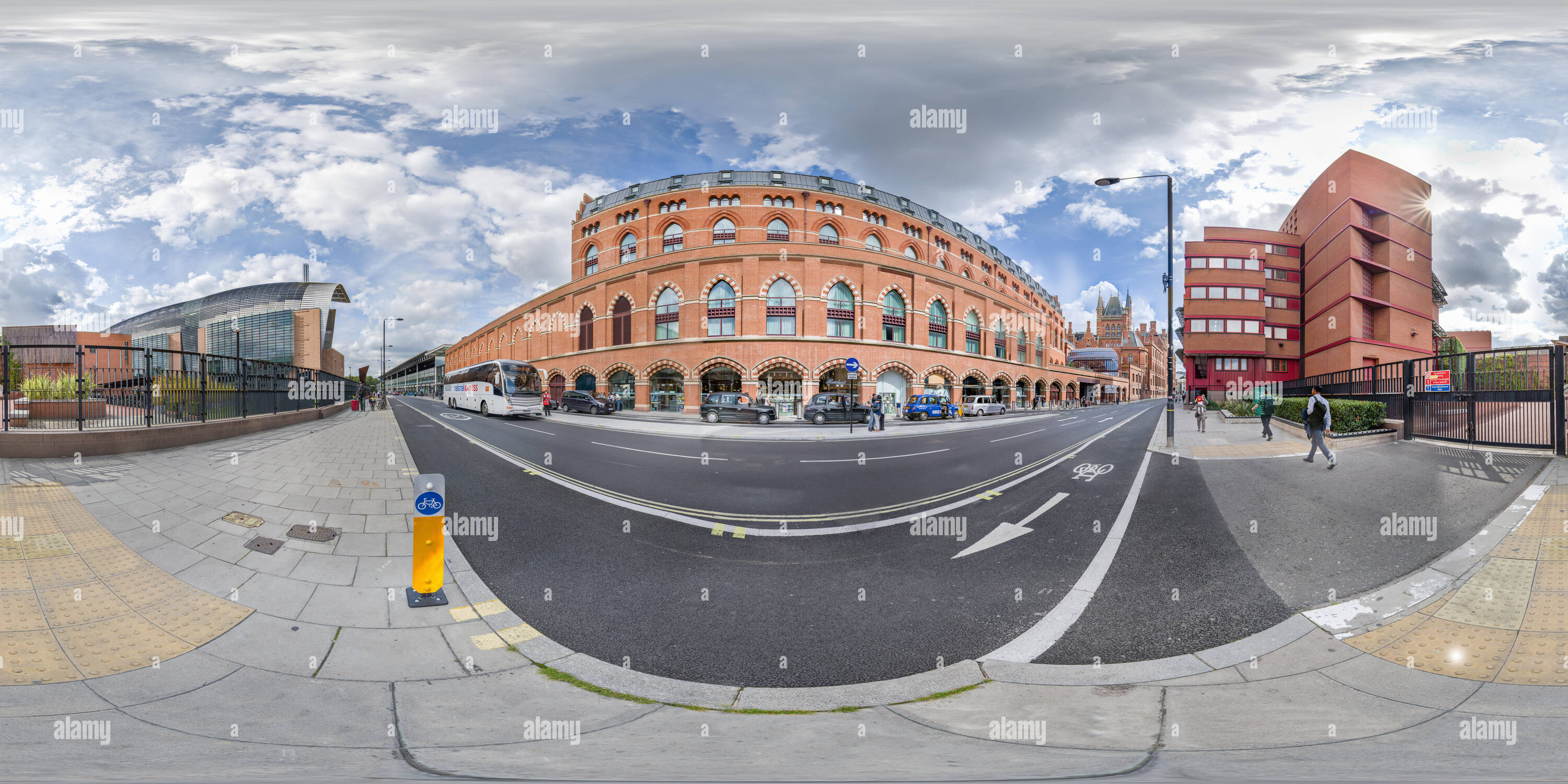 Visualizzazione panoramica a 360 gradi di La British Library, St Pancras International rail station e Francis Crick institute building, Londra, Inghilterra.